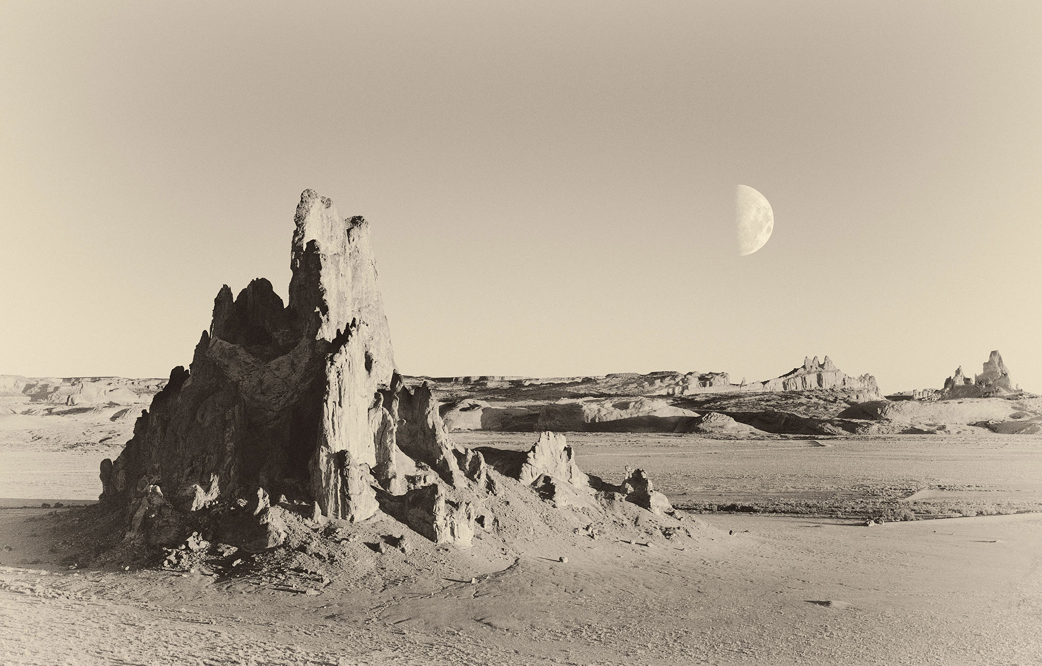 GW291_Utah_rock_formation_moon_retro2_2048_crp